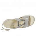 Sandale pour femmes en daim gris et lamé imprimé argent avec accessoire multicouleur talon compensé 4 - Pointures disponibles:  43