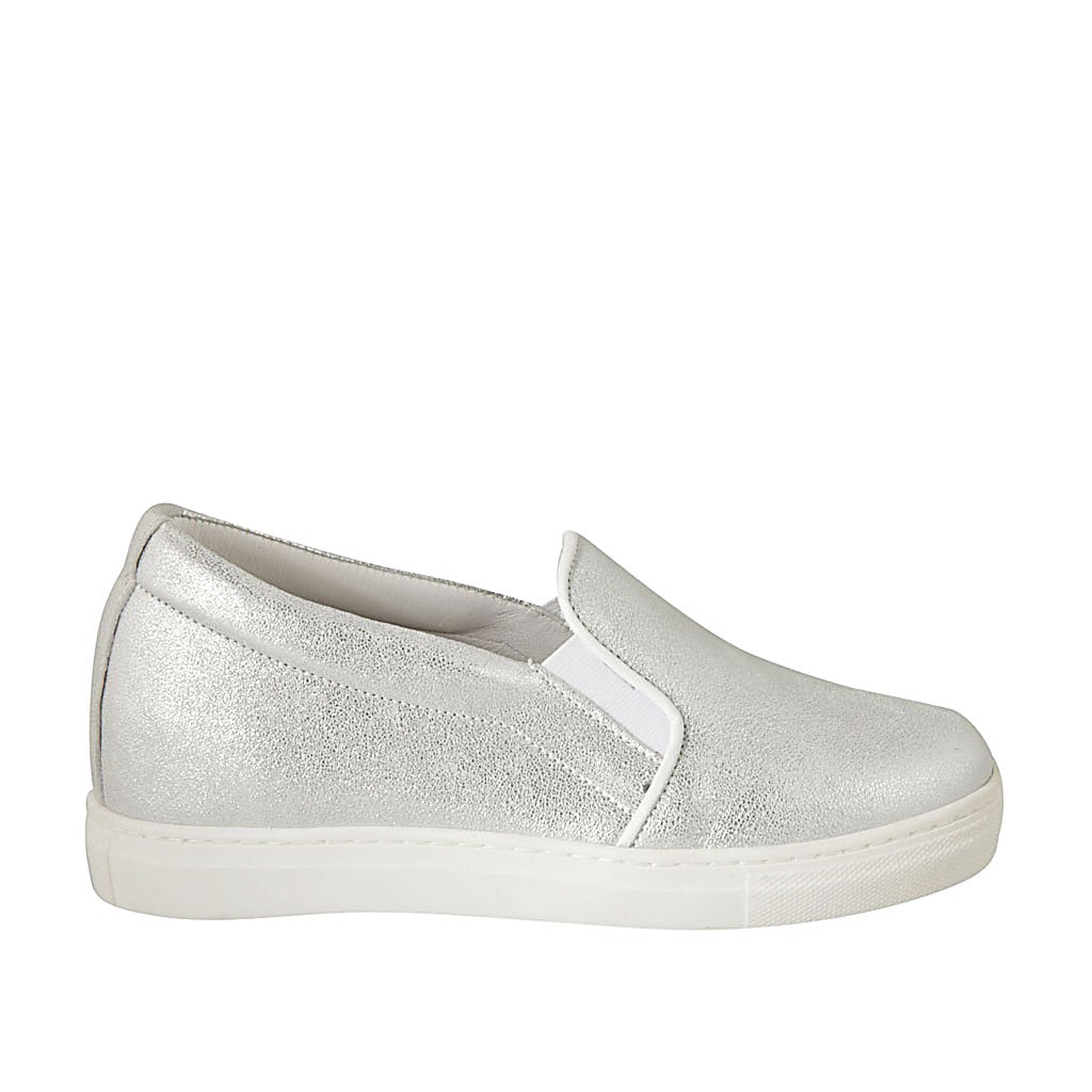 Zapato para mujer con elasticos en piel laminado plateado cuña 2