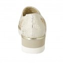 Chaussure fermeé pour femmes avec elastiques en daim perforé beige et lamé platine talon compensé 4 - Pointures disponibles:  42, 45