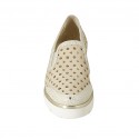 Zapato cerrado para mujer con elasticos en gamuza perforada beis y laminada platino cuña 4 - Tallas disponibles:  42, 45