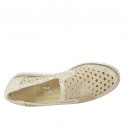 Chaussure fermeé pour femmes avec elastiques en daim perforé beige et lamé platine talon compensé 4 - Pointures disponibles:  42, 45