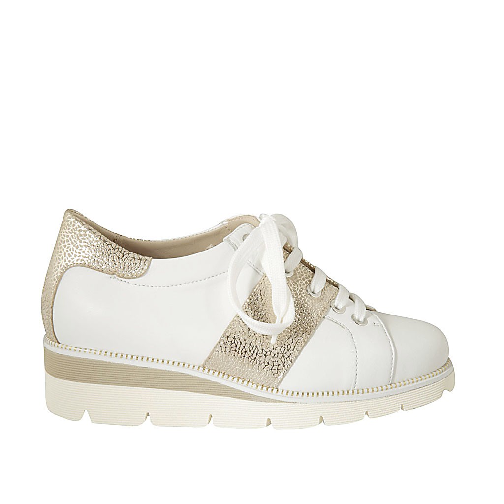 Zapato para mujer con cordones en piel blanca y laminada platino cuña 4