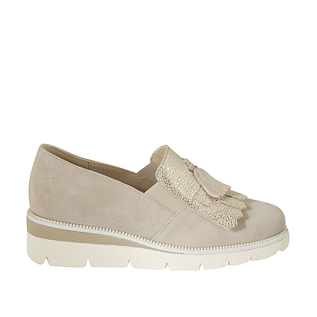 Zapato para mujer con elasticos, flecos y borlas en gamuza beis y gamuza  imprimida platino cuña 4
