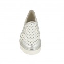 Zapato para mujer con elasticos en piel perforada blanca y laminada plateada cuña 3 - Tallas disponibles:  42, 43, 44