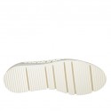 Scarpa accollata da donna con elastici in pelle forata bianca e laminata argento zeppa 3 - Misure disponibili: 42, 43