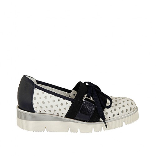 Scarpa accollata da donna con stringhe ed elastico in pelle forata bianca e pelle e pelle laminata blu zeppa 3 - Misure disponibili: 42