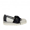 Scarpa accollata da donna con stringhe ed elastico in pelle forata bianca e pelle e pelle laminata blu zeppa 3 - Misure disponibili: 42