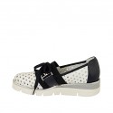 Scarpa accollata da donna con stringhe ed elastico in pelle forata bianca e pelle e pelle laminata blu zeppa 3 - Misure disponibili: 42