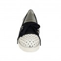 Scarpa accollata da donna con stringhe ed elastico in pelle forata bianca e pelle e pelle laminata blu zeppa 3 - Misure disponibili: 42