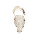 Sandalo con cinturino e plateau in camoscio stampato laminato platino zeppa 12 - Misure disponibili: 43