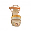 Sandale pour femmes avec plateforme et courroie en daim, cuir lamé orange et platine et tissu multicolore talon compensé 9 - Pointures disponibles:  42, 43, 44
