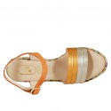 Sandalia para mujer con plataforma y cinturon en gamuza, piel laminada naranja y platino y tejido multicolor cuña 9 - Tallas disponibles:  42, 43, 44