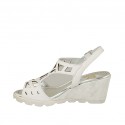 Sandale pour femmes en cuir perforé blanc et tissu blanc et argent avec talon compensé 6 - Pointures disponibles:  31, 42