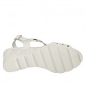 Sandale pour femmes en cuir perforé blanc et tissu blanc et argent avec talon compensé 6 - Pointures disponibles:  31, 42