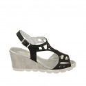 Sandale pour femmes en cuir perforé noir et tissu gris et argent avec talon compensé 6 - Pointures disponibles:  42