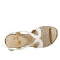 Sandalo da donna in pelle bianca e camoscio stampato beige e argento con plateau e zeppa 9 - Misure disponibili: 31, 32, 33, 34, 42, 43, 44, 45