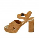 Sandale pour femmes en daim cognac et cuir lamé platine avec courroie, plateforme et talon 9 - Pointures disponibles:  42