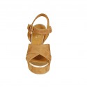 Sandalia para mujer en gamuza cognac y piel laminada platino con cinturon, plataforma y tacon 9 - Tallas disponibles:  42