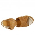 Sandale pour femmes en daim cognac et cuir lamé platine avec courroie, plateforme et talon 9 - Pointures disponibles:  42