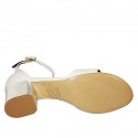 Zapato abierto con cinturon para mujer en piel blanca y laminada plateada tacon 5 - Tallas disponibles:  43, 45