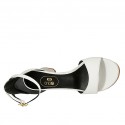Zapato abierto con cinturon para mujer en piel blanca y laminada plateada tacon 5 - Tallas disponibles:  43, 45