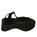Sandalia para mujer en gamuza laminada y imprimida negra con cinturon, plataforma y cuña 9 - Tallas disponibles:  42
