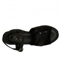 Sandalo da donna in camoscio stampato e laminato nero con cinturino, plateau e zeppa 9 - Misure disponibili: 42