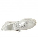 Zapato con cordones para mujer en gamuza gris y piel laminada plateada cuña 3 - Tallas disponibles:  42
