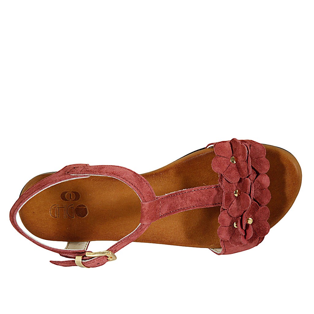 Woman's strap sandal with flowers in plum-colored suede heel 1