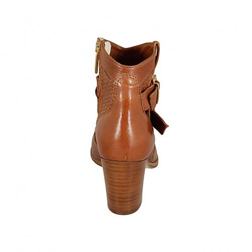 Botin para mujer con cremallera y hebillas en piel y piel perforada color  cuero tacon 6
