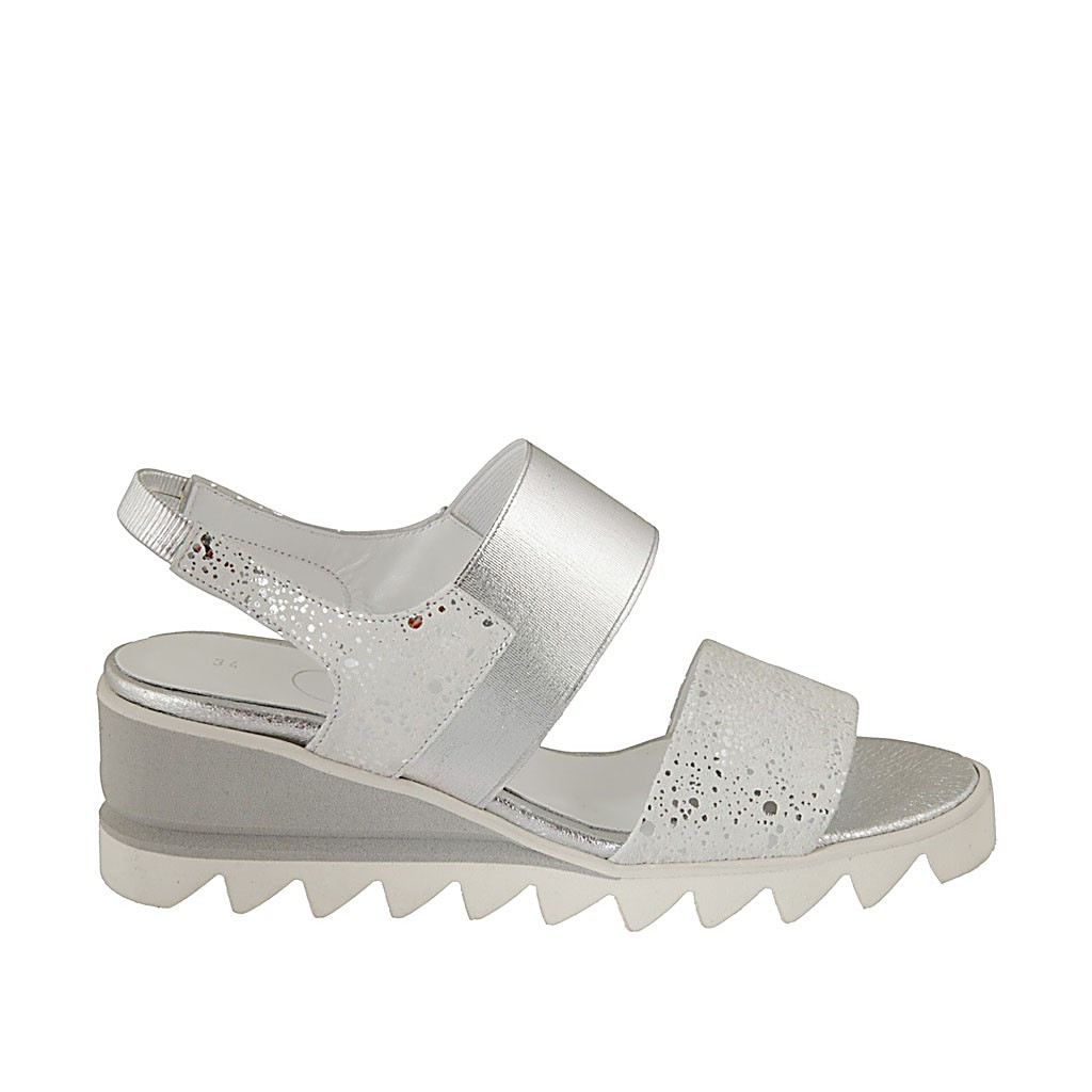 Sandalia para mujer con elasticos en gamuza blanca estampada plateada cuña 5