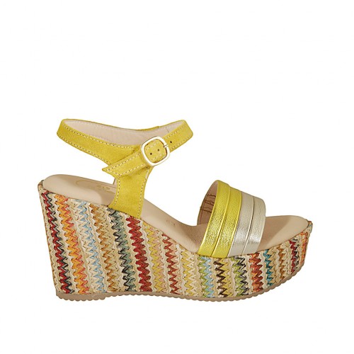 Sandalia para mujer con plataforma y cinturon en gamuza amarillo, piel laminada amarillo y platino y cuña multicolor 9 - Tallas disponibles:  42, 43