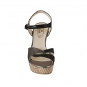 Sandalia para mujer con cinturon y plataforma en gamuza laminada imprimida negra y gris tacon 10 - Tallas disponibles:  43