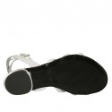 Sandalia para mujer con correa al tobillo en piel imprimida holográfica blanca y rosa con moños en gamuza negra tacon 1 - Tallas disponibles:  33, 34