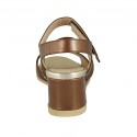 Sandale pour femmes avec elastique scintillant et fermeture velcro en cuir laminé marron cuivré talon compensé 5 - Pointures disponibles:  42