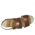 Sandalo da donna con elastico glitterato e velcro in pelle laminata marrone ramato zeppa 5 - Misure disponibili: 42, 43, 44