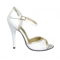 Zapato abierto para mujer con cinturon y accesorio en piel blanca y piel laminada platino tacon 11 - Tallas disponibles:  33, 34