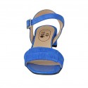 ﻿Sandalia para mujer con cinturon en gamuza y piel estampada azul aciano tacon 4 - Tallas disponibles:  44