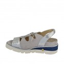 Sandalo da donna con elastico, lacci e plantare estraibile in camoscio grigio, pelle laminata argento zeppa 4 - Misure disponibili: 42