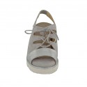 Sandalo da donna con elastico, lacci e plantare estraibile in camoscio grigio, pelle laminata argento zeppa 4 - Misure disponibili: 42
