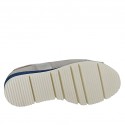 Sandalia para mujer con elastico, cordones y plantilla extraible en gamuza gris y piel laminada plateada cuña 4 - Tallas disponibles:  42, 44