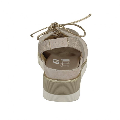 Sandalia para mujer con elastico, cordones y plantilla extraible en gamuza  beis y piel laminada platino cuña 4