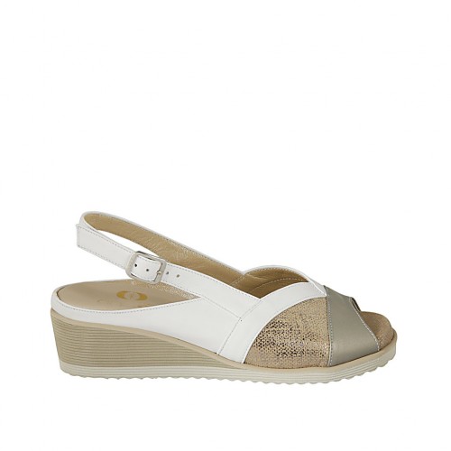Sandalia para mujer con plantilla extraible en piel blanca, platino y  imprimida laminada cobrizo cuña 4
