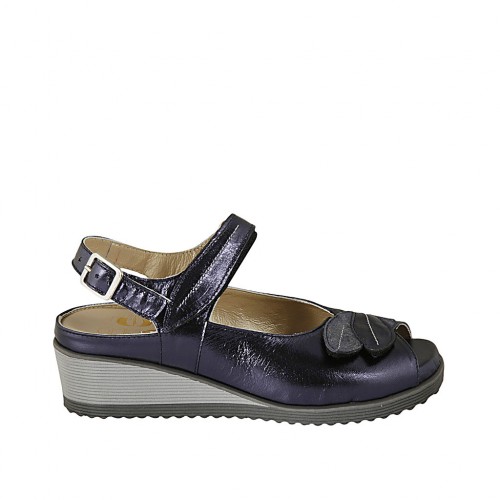 Woman's sandal with velcro strap and removable insole in blue laminated leather wedge heel 4