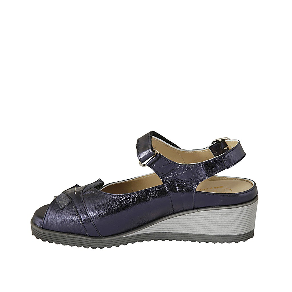 Woman's sandal with velcro strap and removable insole in blue laminated leather wedge heel 4