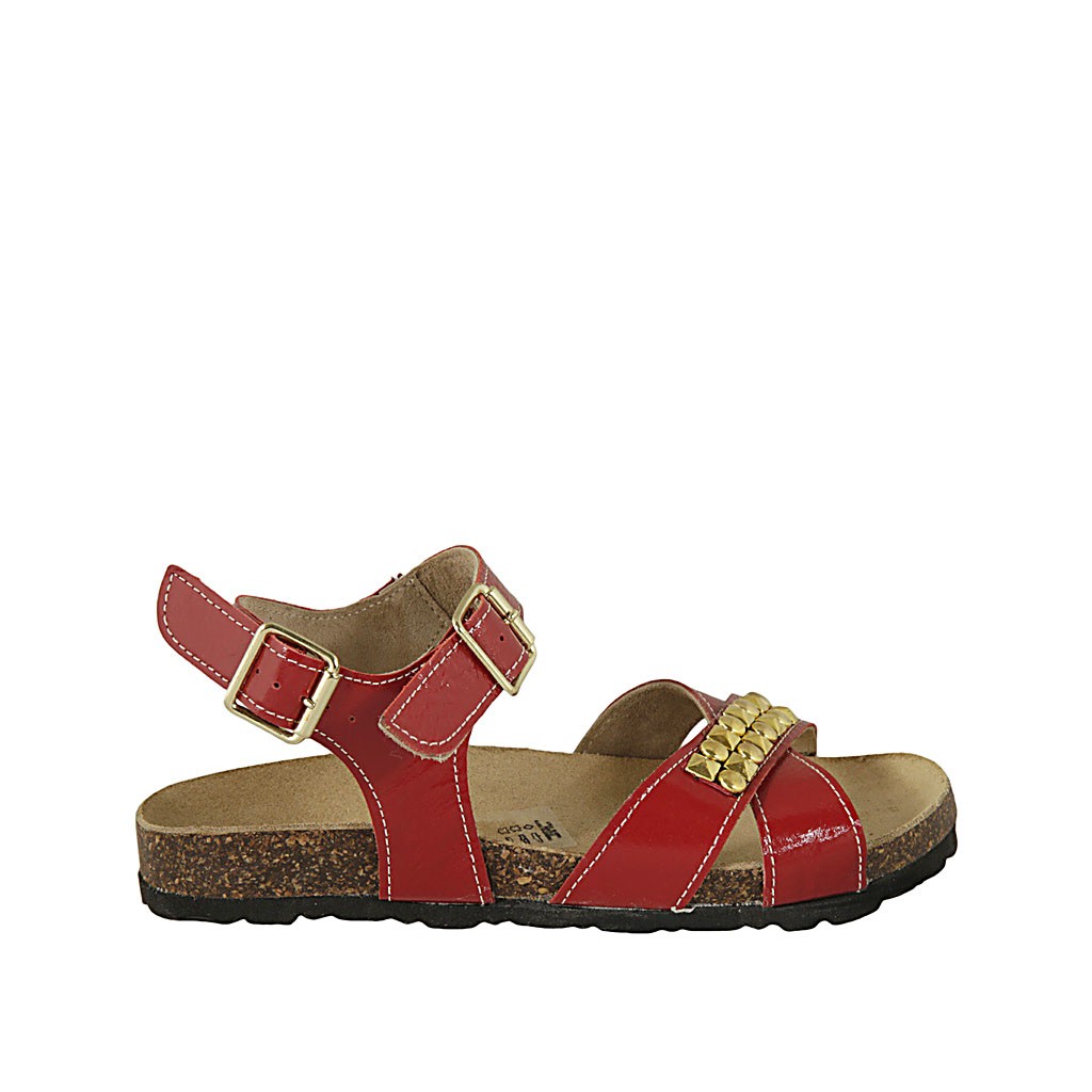 Sandalia para mujer en charol rojo con cinturon, hebilla, acessorio y cuña 2