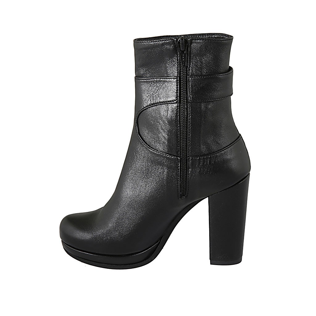 Woman's ankle boot with buckle, zipper and platform in black leather