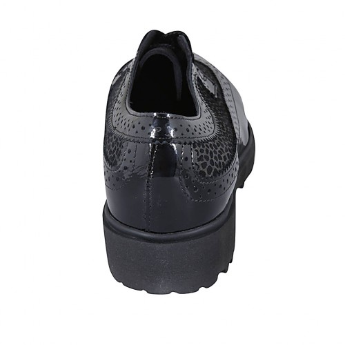 Scarpa derby stringata con coda di rondine da donna in vernice nera e  camoscio stampato laminato bronzo tacco 3