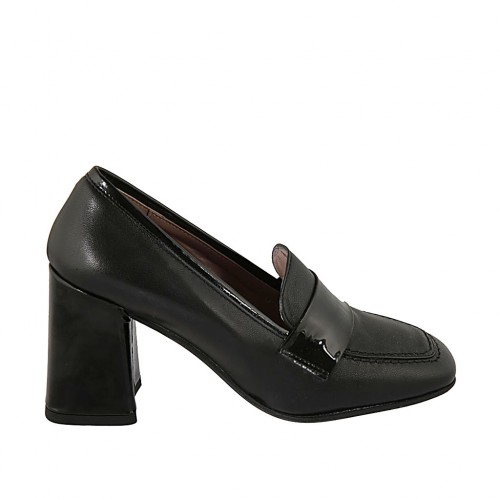 Woman's mocassin in black leather and...