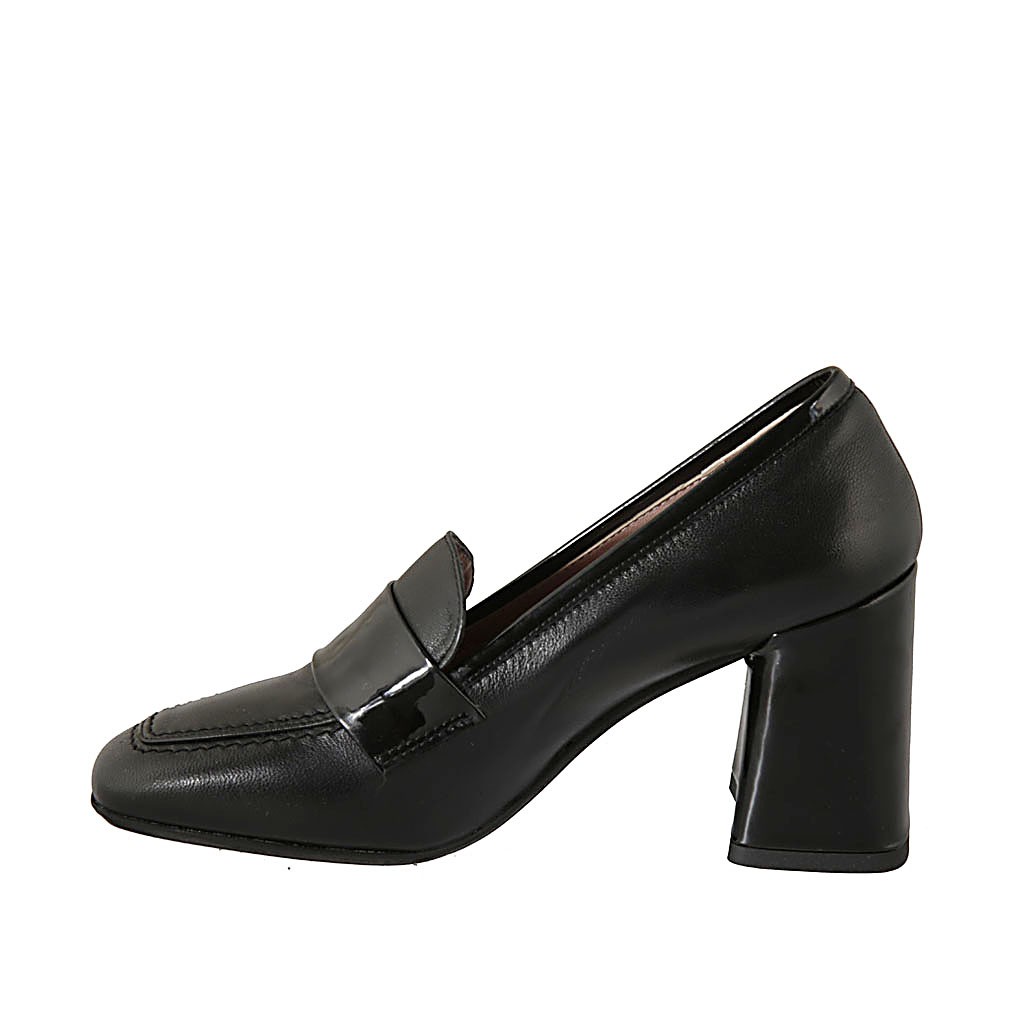 Woman's mocassin in black leather and patent leather heel 8